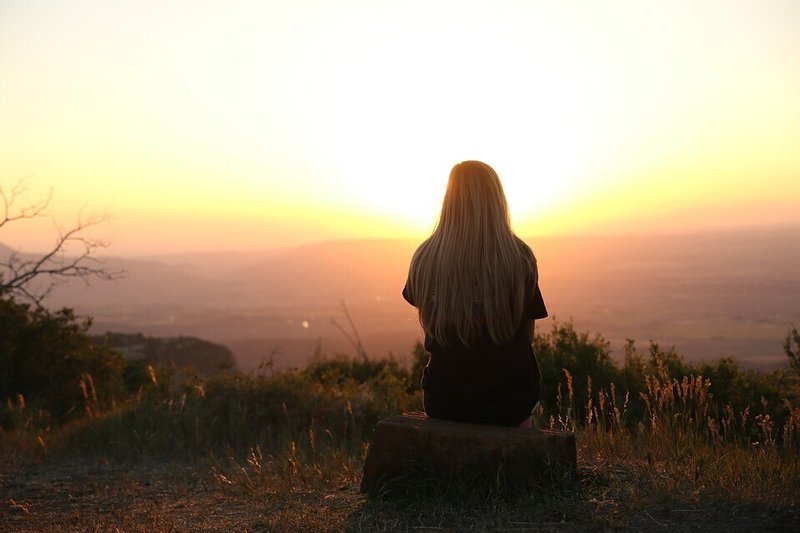 女性・夕日・丘・佇む・思考・想う・リラックス