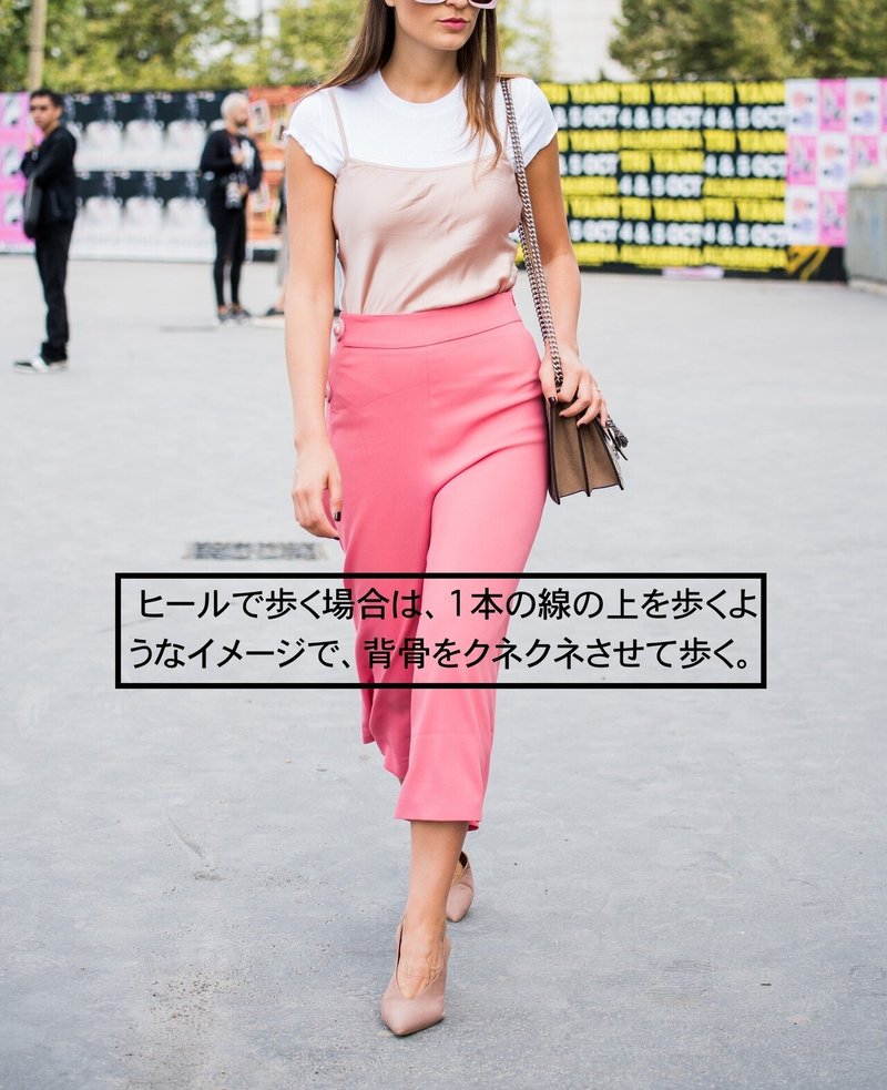 女性 モデル ハイヒール 歩き方
