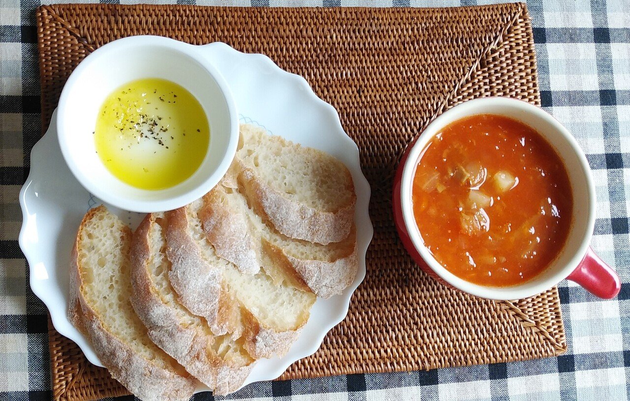写真は今日の昼ごはん パンと温めるだけのミネストローネ パンにつけるのは オリーブオイルに塩と胡椒をちらしたやつ 実はこのパン 自家製なんですが 失敗作なんです 久しぶりに作ったら成形に失敗してしまい 平 うさぎと犬 Note