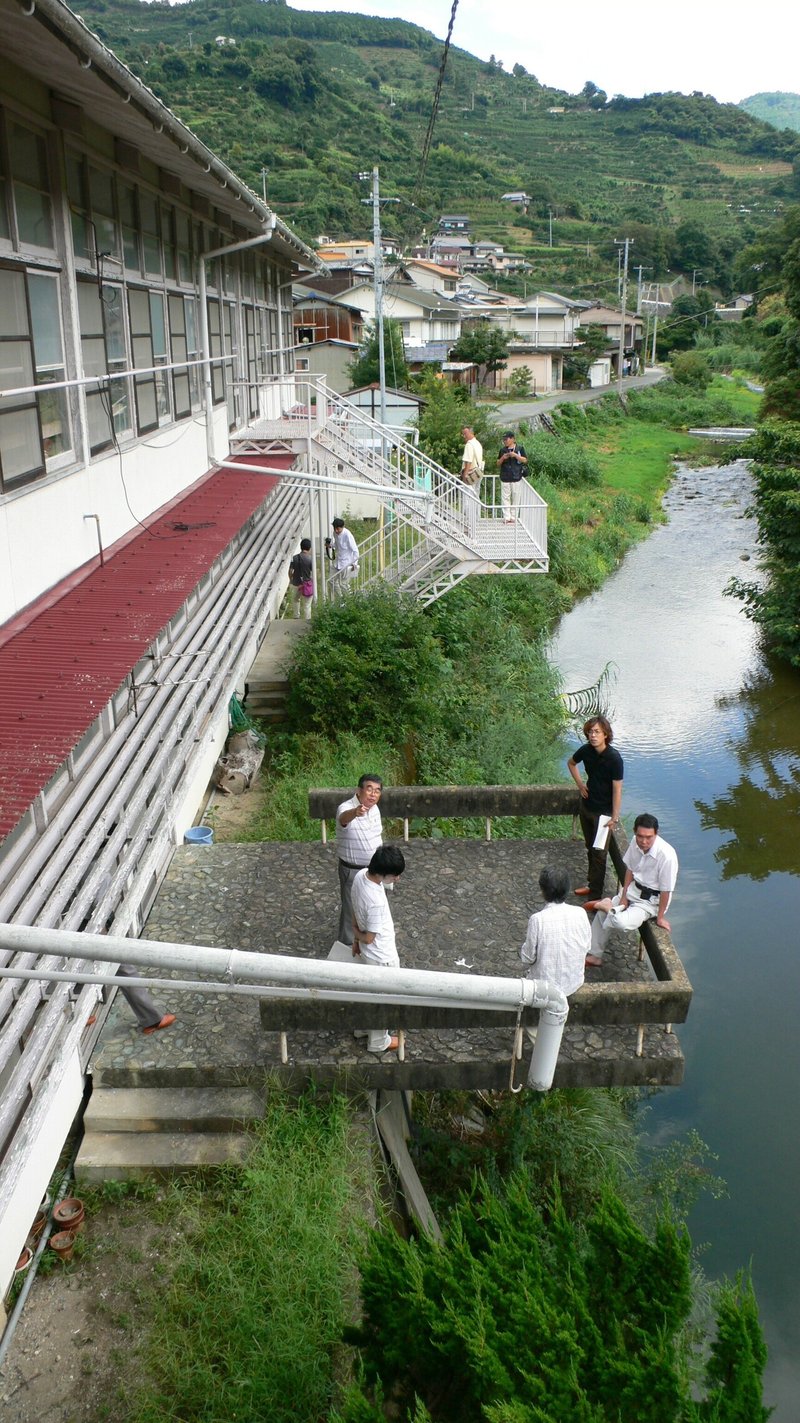 015東校舎川側のテラスと鉄骨階段