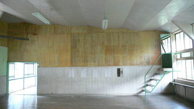 018旧音楽室。左が運動場側で、入り口の位置から壁を作り、新西校舎への廊下にした。