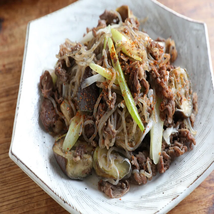 主菜 牛こまとなすのさっぱりポン酢炒め 副菜 鶏ささみと長ねぎの梅肉しょうゆ和え の作り方 ぐっち夫婦 料理家 Note