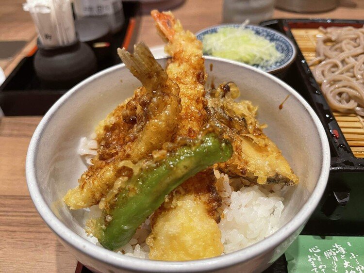 本日は飯田橋駅ビル内にある 笹陣 さんなて、日替りランチ（海老とキスの天丼）を頂きました。あれ？こんなに量を食べられるほどお腹が空いていたかな？でも、海老もキスも具がしっかりサクサク、お蕎麦もコシがあって美味しかった。#神楽坂ランチ