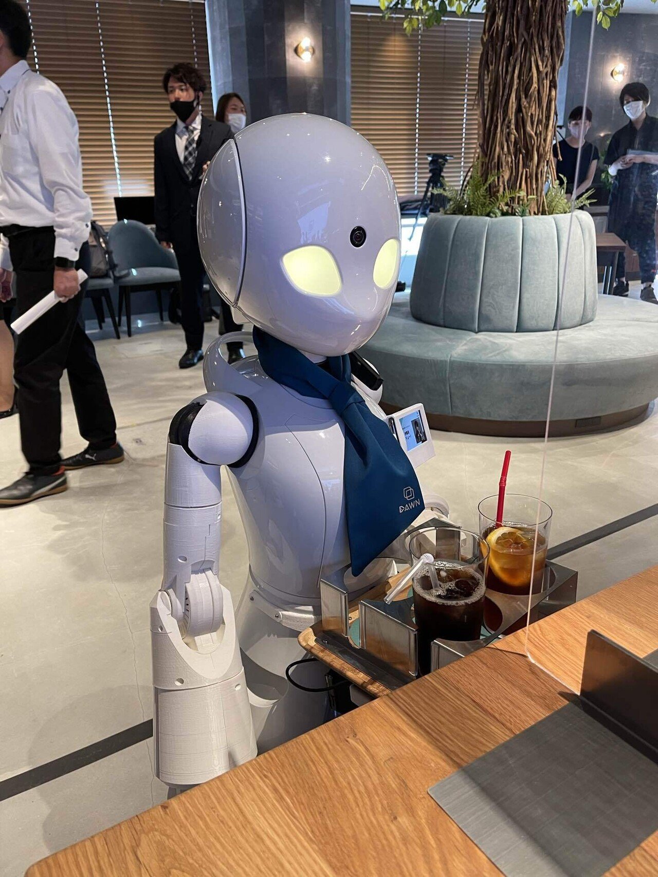 本日行ってきました 面白い 楽しい 分身ロボットカフェdawn 常設実験店オープン 障害を持った方が各テーブルや配膳 厨房のロボット たちの中にいて 双方向でオンタイムで接客 ロボットがリアルに中の人 玉置泰紀 Kadokawa21年室 Note