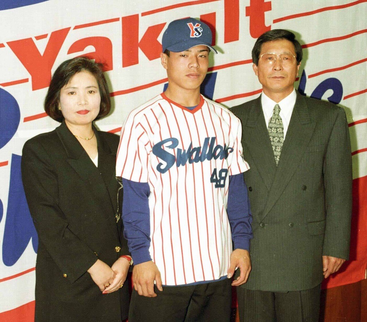 岩村明憲　記念写真 本塁打でホームインした際に空に向けて指さしするのは「おかん、見てる