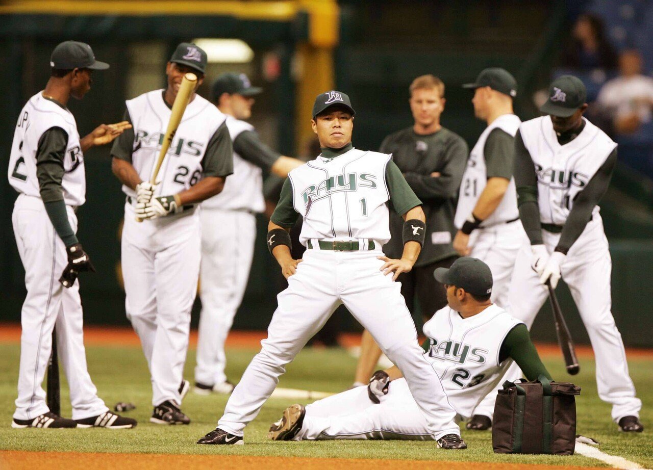 岩村明憲　記念写真 お前も男だな」、ある乱闘をきっかけにチームメートと〝ファミリー〟に