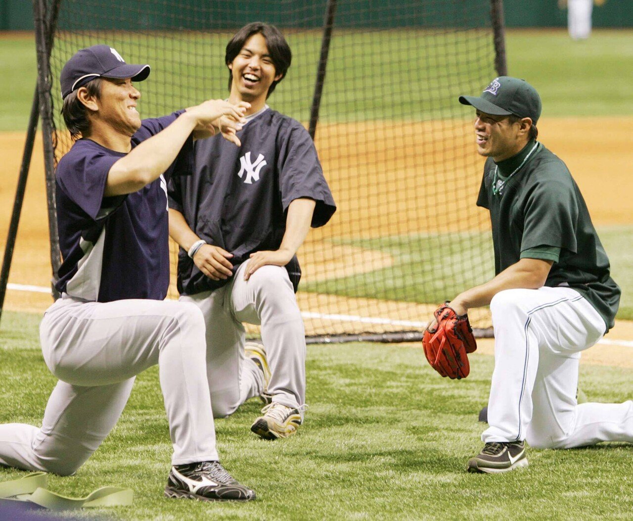 岩村明憲　記念写真 お前も男だな」、ある乱闘をきっかけにチームメートと〝ファミリー〟に