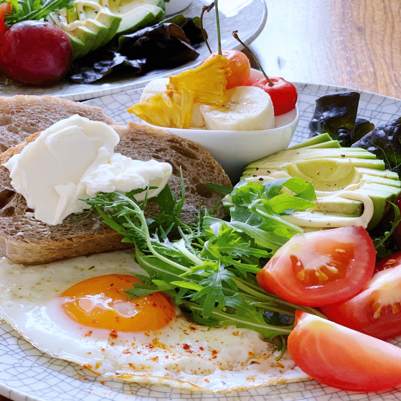 厚切りブールにマスカルポーネ アボカドや目玉焼きなど｜みずのさちこ