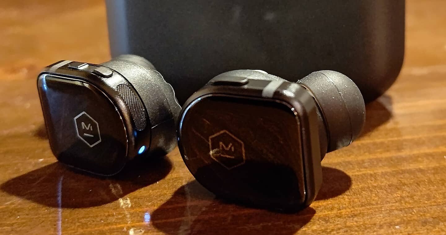 MASTER & DYNAMICのワイヤレスイヤホン「MW08」の特別な高級感