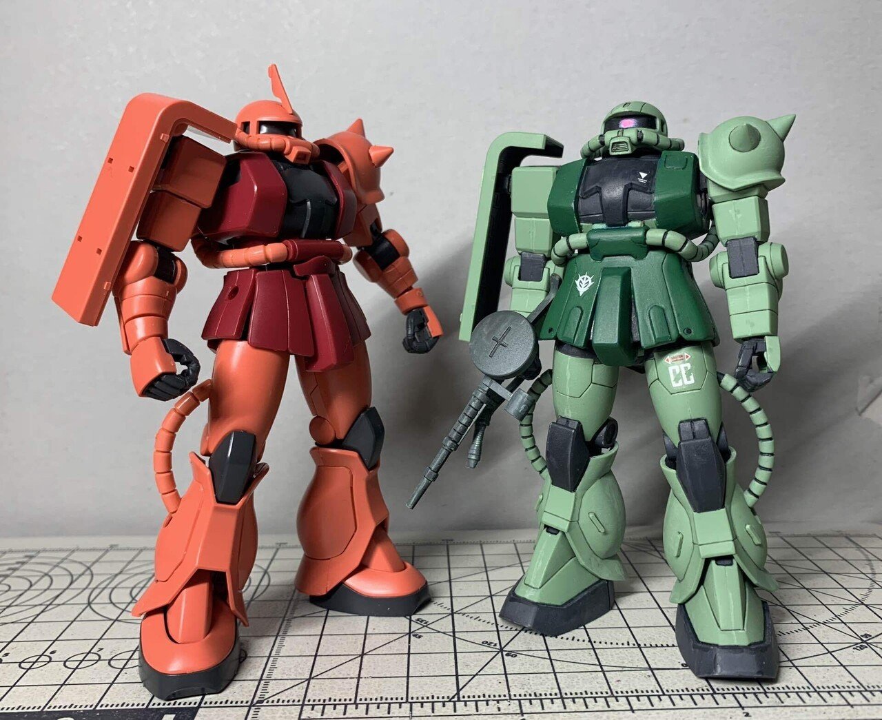 Hguc 1 144 シャア専用ザクiiの仮組みが終わりました 右のfg 量産型ザクiiより 3倍すごい ザク にするにはどうしたらいいか 悩み中です レイニィ Note