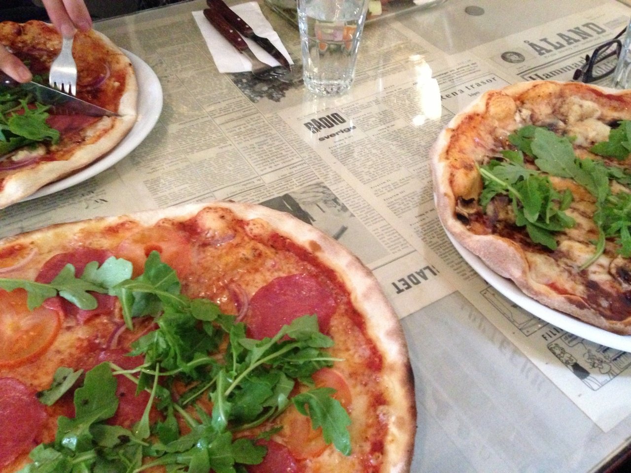 オーランドに着いたらロビンが待っててくれた 今回はオーランド出身のロビンの家に泊まります アアルト大学で建築を学んでいる彼女 のアンニカもいるよ さすがに睡眠不足なので1時間昼寝して Niskaでピザ Minori Note オーランドに着いたらロビンが待っててくれた 今回はオーランド出身のロビンの家に泊まります アアルト大学で建築を学んでいる彼女 のアンニカもいるよ さすがに睡眠不足なので1時間昼寝して Niskaでピザ Minori Note