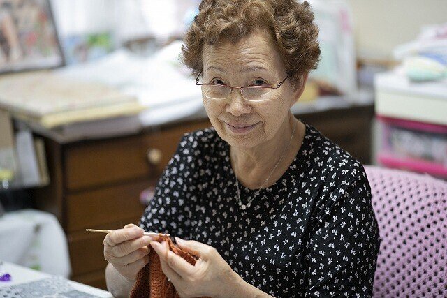 老女　編み物