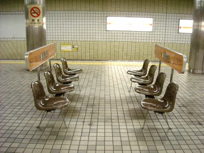 駅のベンチの方向3