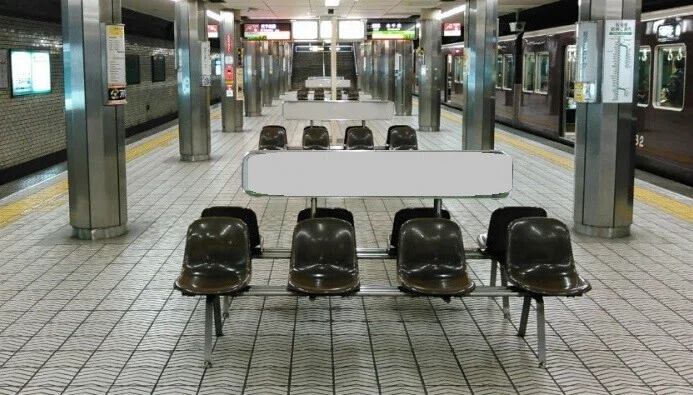 駅のベンチの方向4
