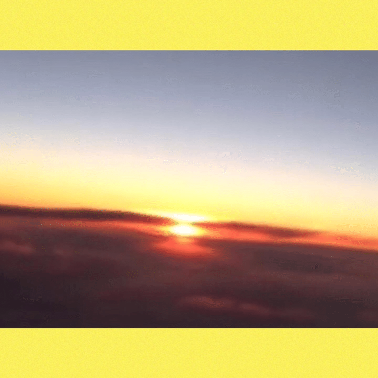 飛行機大好き🛩❤️ナイトフライト。雲の上に夕陽が見えて窓に釘付けの魅惑の時間。