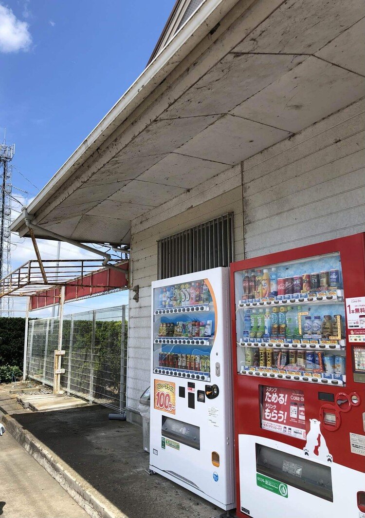 元お店。閉店して何年も経ってる感じだけど、お店の前の自販機はキレイ。しかも安くてカードとかでも買えるしコークオンアプリも使える。重宝している休憩所