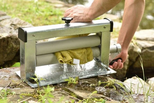 50個限定！】アウトドアシーンや災害時に活躍するローラー式手動脱水機