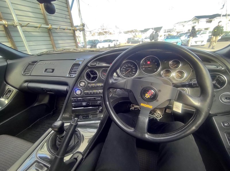 80スープラの運転席