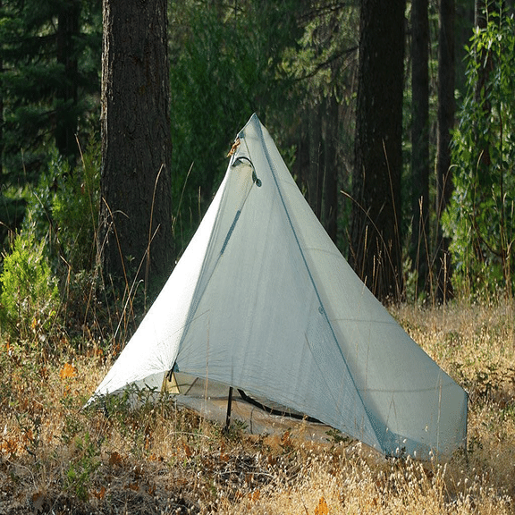 設営までたったの2分！トレッキングポールで建てる1人用テント