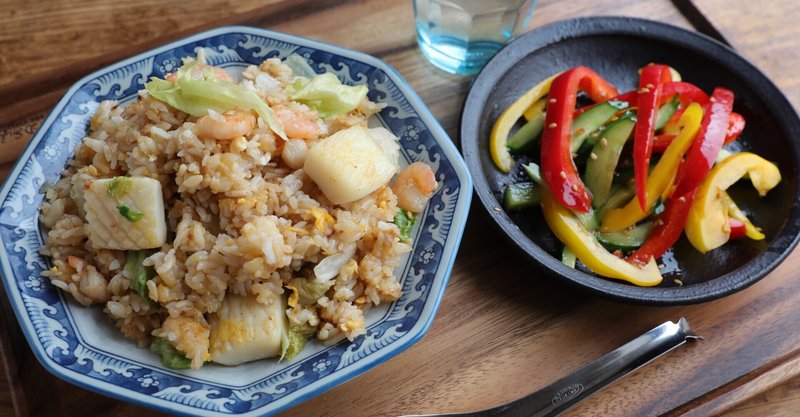 主食 シーフードミックスで レタスチャーハン 副菜 パプリカのチョレギ和え の作り方 ぐっち夫婦 料理家 Note 主食 シーフードミックスで レタスチャーハン 副菜 パプリカのチョレギ和え の作り方 ぐっち夫婦 料理家 Note