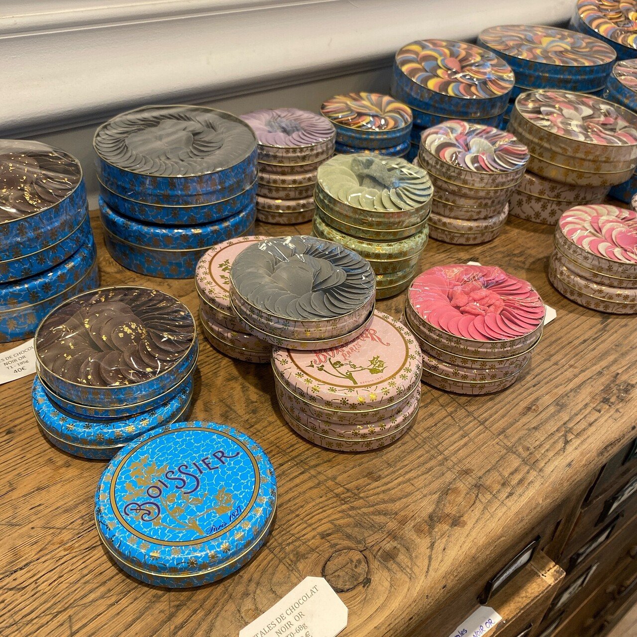 ボワシエ（Boissier）：缶の容器も可愛い、カラフルなお菓子が魅力の