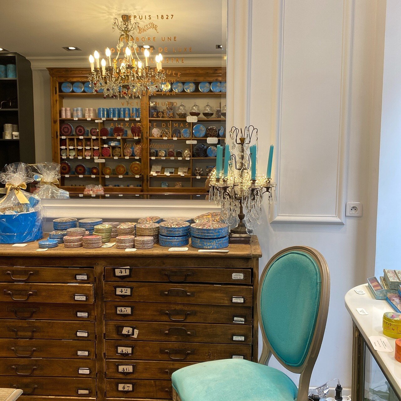 ボワシエ（Boissier）：缶の容器も可愛い、カラフルなお菓子が魅力の