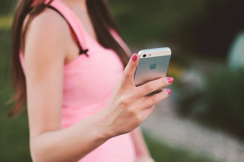 女性・スマートフォン・iPhone・ピンクのタンクトップ・検索