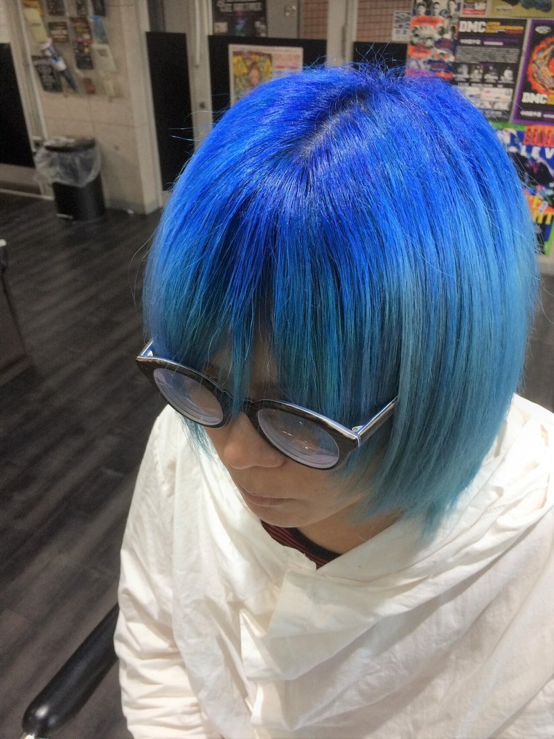 メンズ派手髪エモヘア ブルーから水色グラデーションヘアカラー姫路 大阪 Hiro美容師 特殊ヘア 美容講師 フリーランス プライベートシェアサロン アニメ好き 大阪兵庫姫路 Note