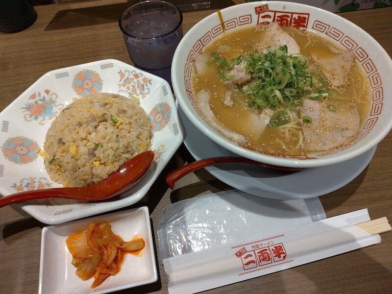 京橋の 大阪 ラーメン専門店 二両半 でお昼ご飯 18 00まではランチメニューが提供されていて 0円の半ちゃん焼飯定食を味噌ラーメン で食べてきました 単品と比較すると150円もお得 ラーメンは醤油 まるぞう Note 京橋の 大阪 ラーメン専門店 二両半 でお昼ご飯 18 00まではランチメニューが提供されていて 0円の半ちゃん焼飯定食を味噌ラーメン で食べてきました 単品と比較すると150円もお得 ラーメンは醤油 まるぞう Note