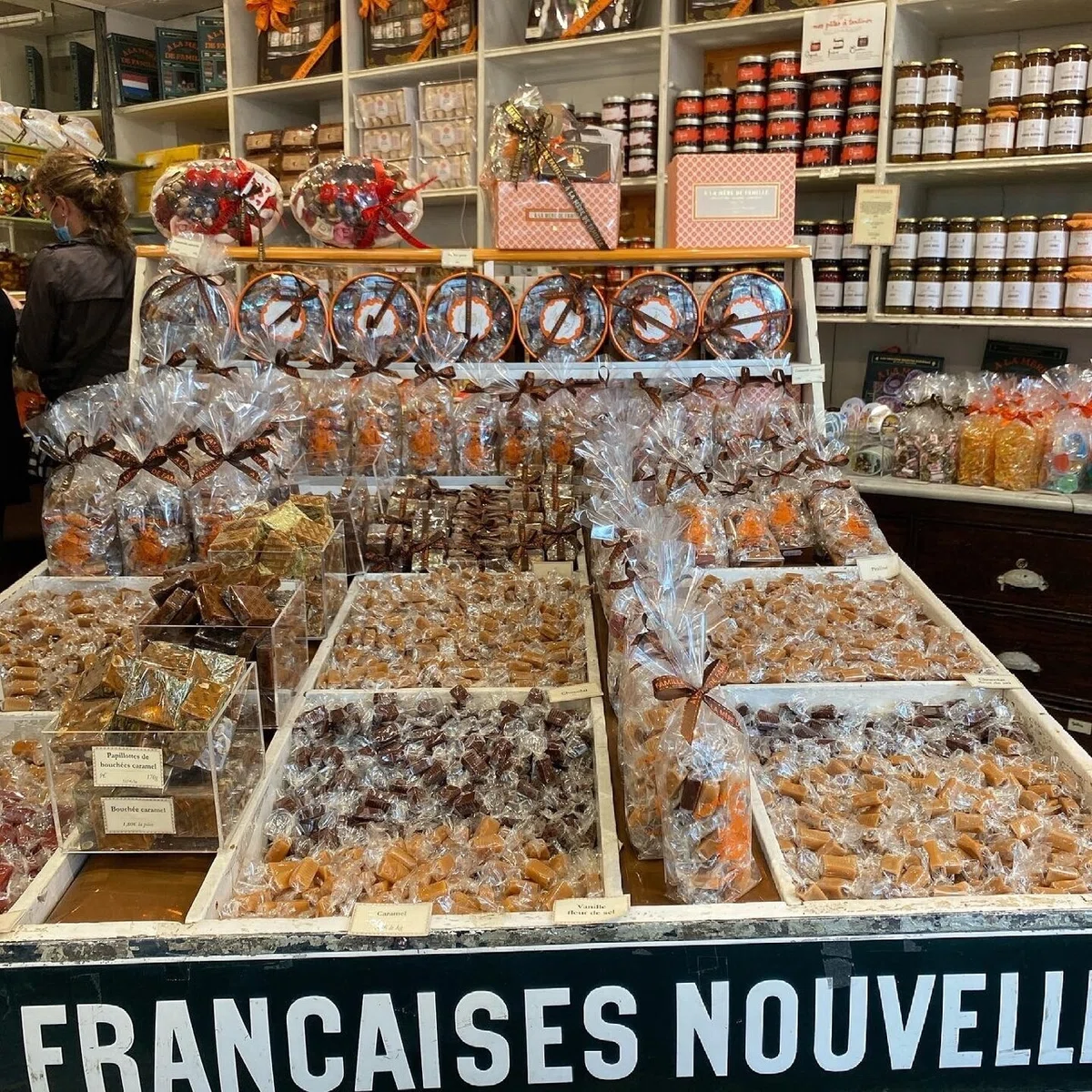 ア・ラ・メール・ドゥ・ファミーユ（à la Mère de famille）：パリにて 