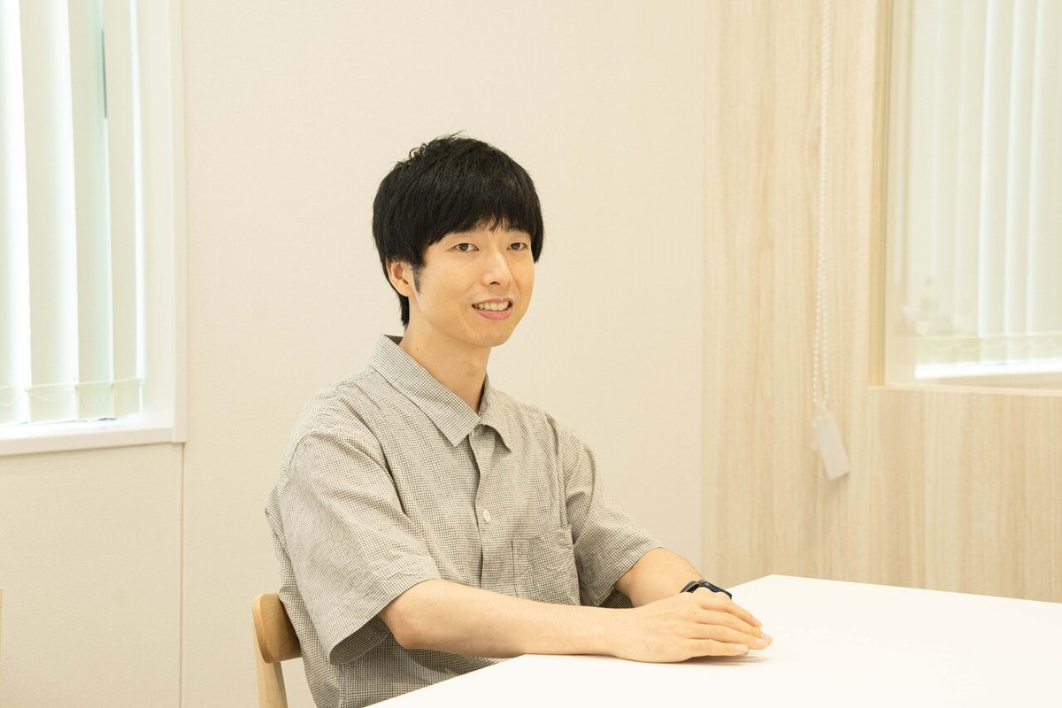 インタビューに答える植岡さんの画像