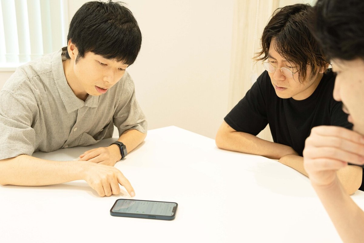 noteアプリを見ながら話す植岡さん、深谷さん、沢登さん