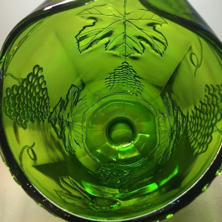 ビンテージのピッチャー アメリカ製
インディアナグラスカンパニー
ブドウ柄のプレスガラス
玉虫色に（≧∇≦）