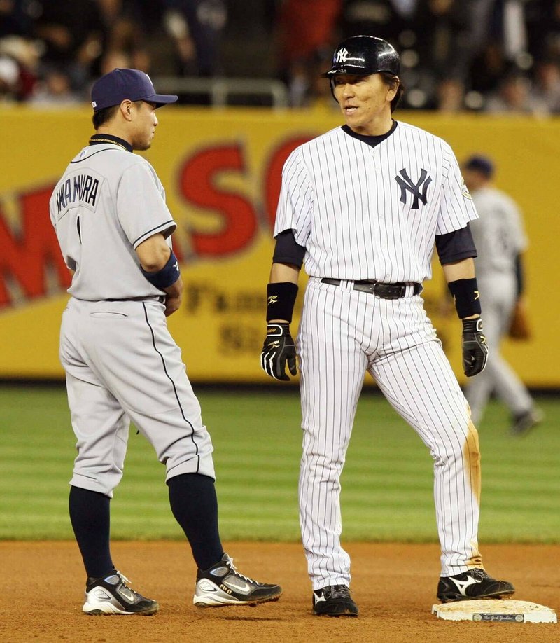 松井と話す岩村（０９年５月、ヤンキースタジアム）