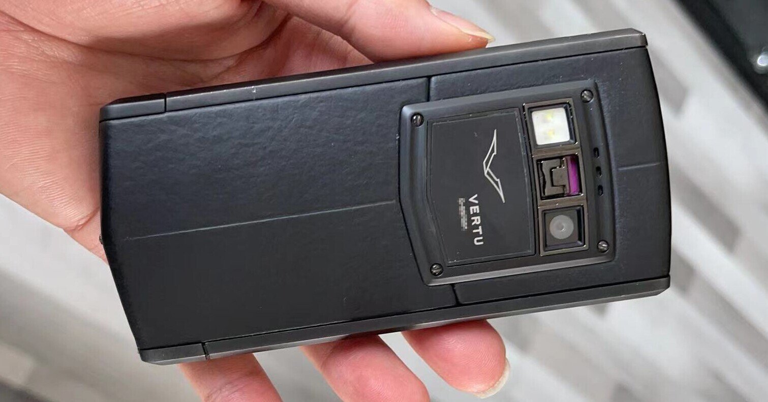 ヴァーチュ社 金やチタン 携帯