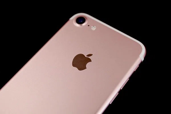 iPhone14にピンクが登場？歴代と比較！｜hikarri