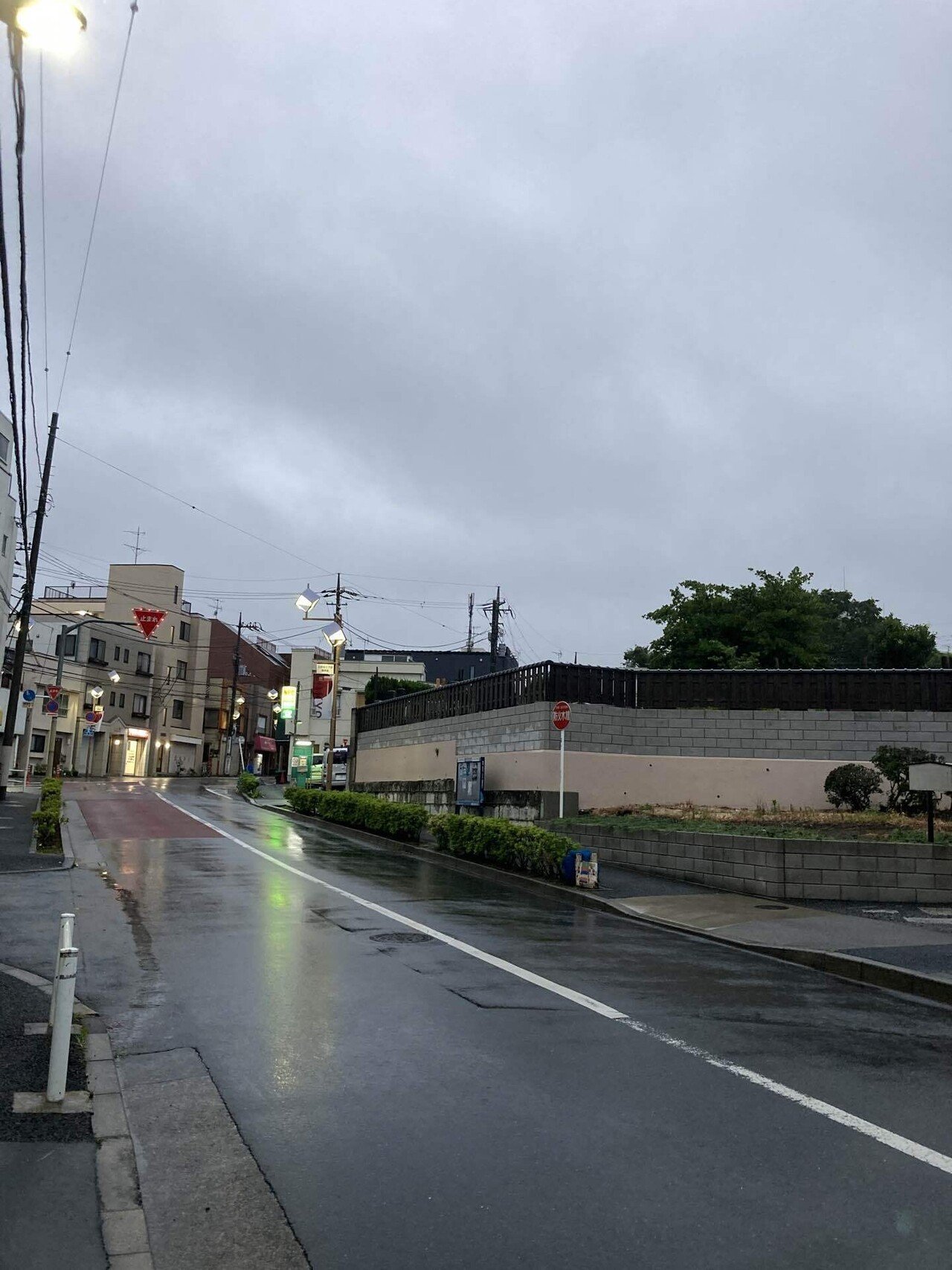 十七文字 自分 その1792 つゆじめりけふびいとるずらいにちす 句磨 柳家さん生 Note