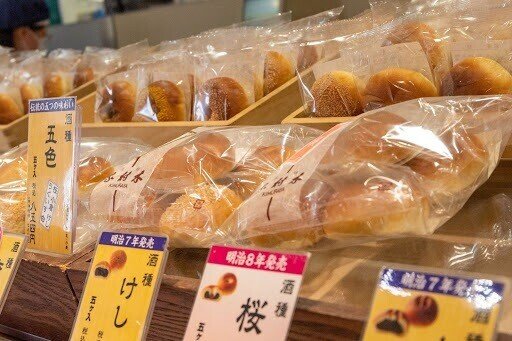 値下げしました 陳列棚 パンを並べていました。