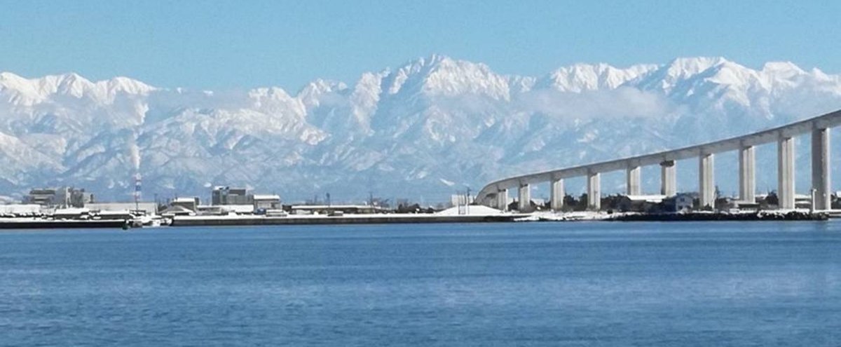 雪山と海