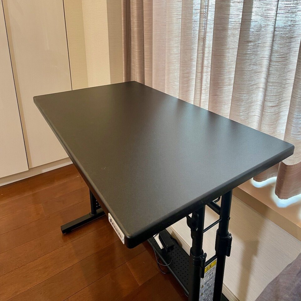 Bauhutte（バウヒュッテ）の昇降式ゲーミングデスクで最適な高さを実現