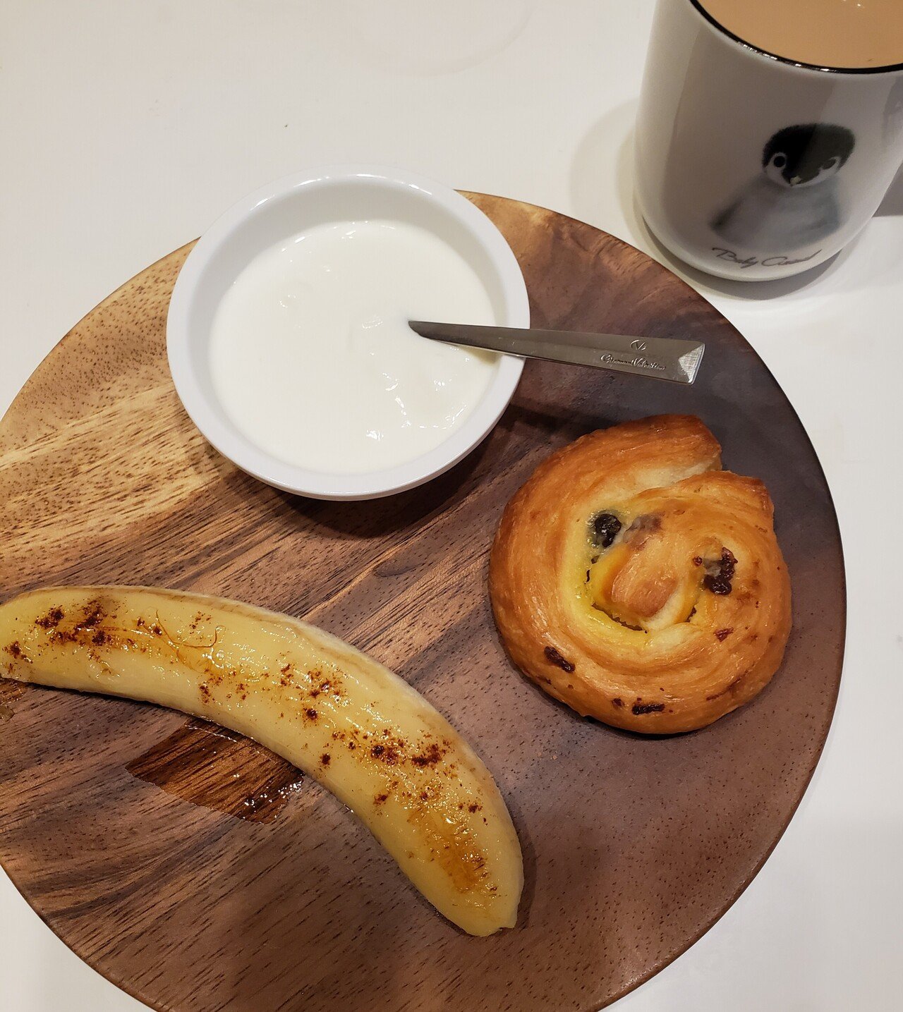 おはようございます 今日の朝ごはんです パンオレザン セブンイレブン 焼きバナナ ヨーグルト コーヒーです 大好きなyoutuberのchokiさんを真似してみました ココナッツオイル初心 Luna Note
