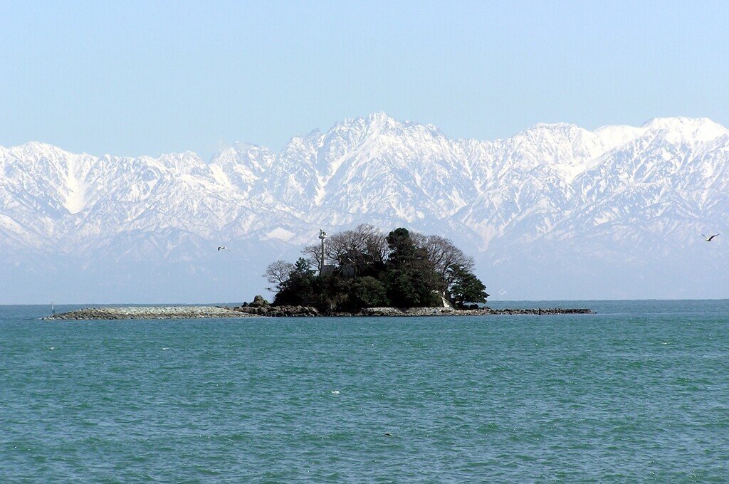 氷見漁港沖の唐島と劔山