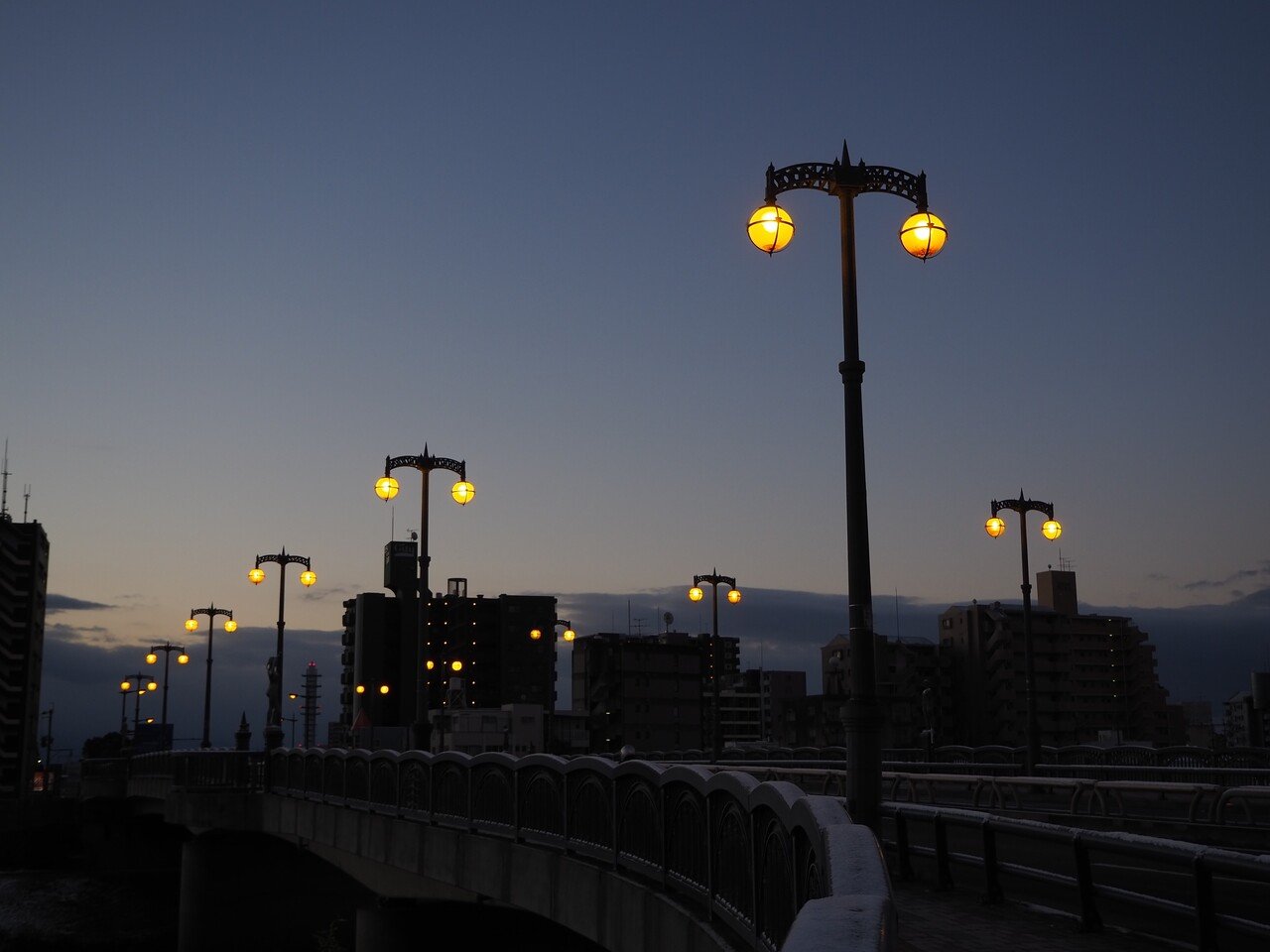 街灯を撮るなら昼か夜か 街角の照明 Note 街灯を撮るなら昼か夜か 街角の照明 Note