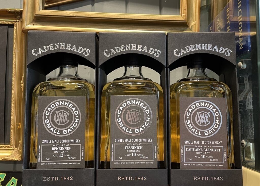 スコットランド最古のボトラーズ会社「ケイデンヘッド」で店員さん