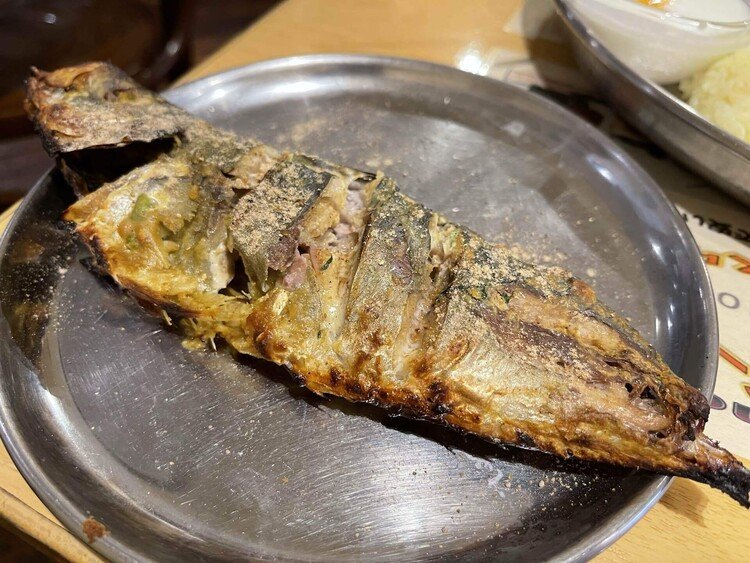 本日は富士見にある ひつじや さんにて、カレーマサラにマリネした鯵のタンドール焼きと本日の野菜カレーのセットを頂きました。インド風焼き魚？という感じで、サフランライスが進みます。カレーもお野菜がゴロゴロ入っていてヘルシー。#神楽坂ランチ