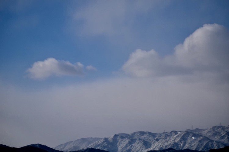 雪化粧した山と青い空。
澄んだ空気がとっても気持ちいい。
寒いのはあんまり好きじゃないけど、こういう景色は大好き。

#0112 #sora #写真 #カメラ #大学生