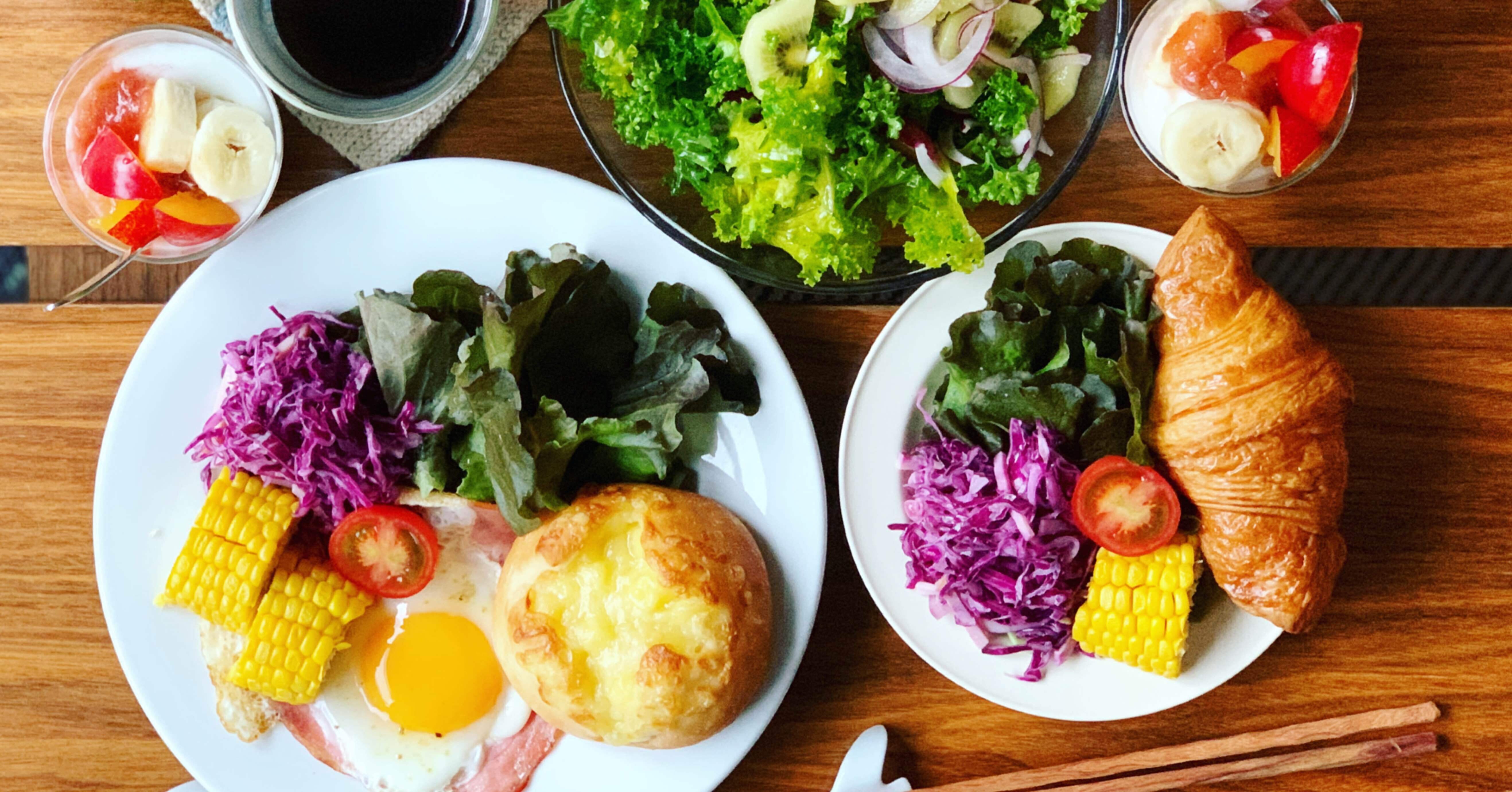 野菜多め フルーツのグリーンサラダのある朝ごパン｜みずのさちこ