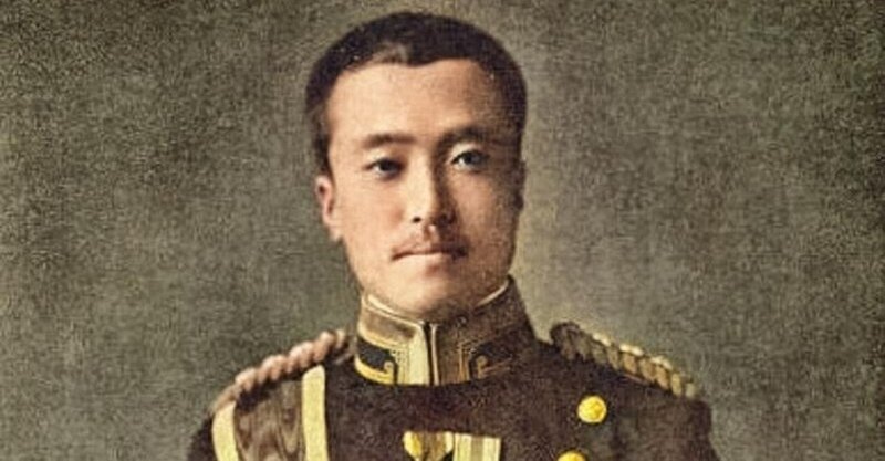 【百年ニュース】1920(大正9)4月18日(日)東久邇宮稔彦王(33)がフランス留学に出発。当時は陸軍歩兵少佐(陸士20期)。1926(大正15)帰国までの7年間、サン・シール陸軍士官学校、ついでエコール・ポリテクニークで学んだ。この留学経験から皇室随一の自由主義者となる。大戦直後には首相を務めた。