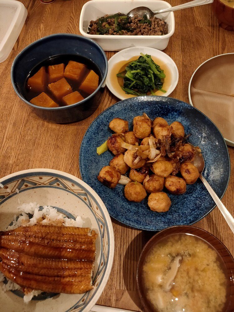 鶏肉団子の炒めものなど。鶏肉団子は冷凍モノ。