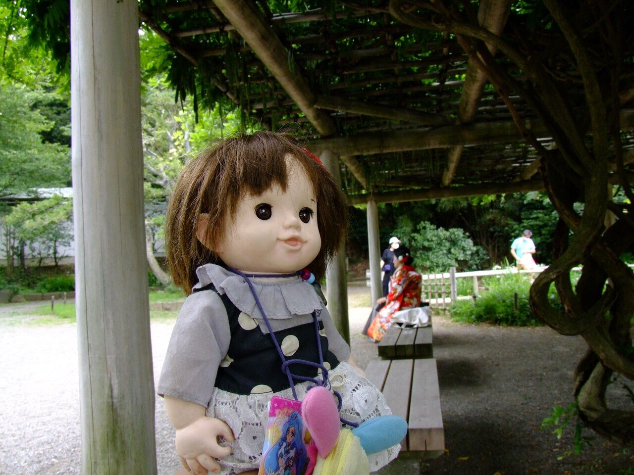 お祝い事とお人形さんに対しての反応でその人の 心 が見える 三溪園は 結婚写真 のステージに使われ幸せなカップルを多く見かける かわいいお人形さんが花を添える 結婚式やお人形さんを見てにこやかにし Popodoll Note